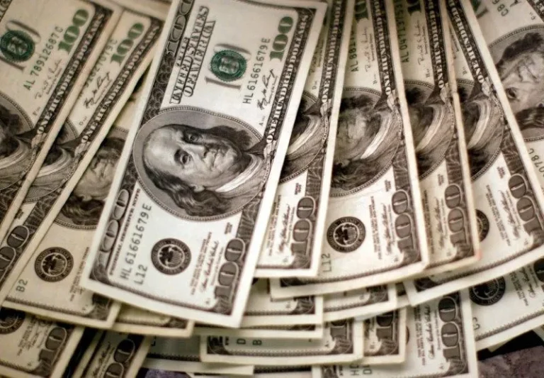 Ibovespa fecha em alta de quase 2%; dólar cai a R$ 5,29